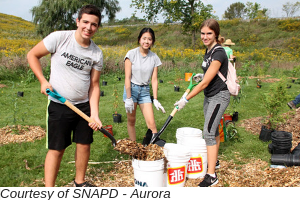 © 2018 Anna Cianni Teenagers shoveling mulch into buckets(© 2018 Anna Cianni / snapd Aurora)