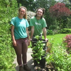 LEAF staff delivering shrubs(© 2018 Brenna Anstett / LEAF)