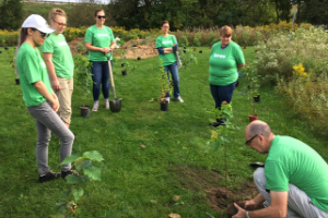 © 2018 Erin MacDonald LEAF volunteer giving a planting demonstration(© 2018 Erin MacDonald)