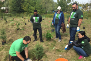 © 2018 Erin MacDonald: group learning to plant from a LEAF volunteer(© 2018 Erin MacDonald)