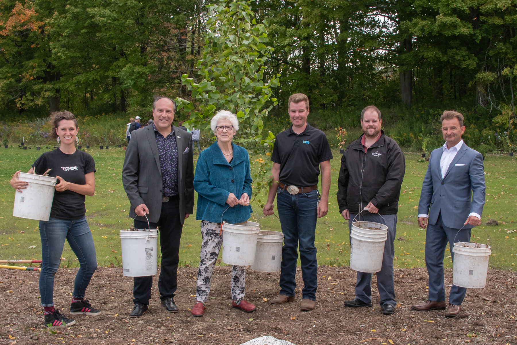 Mayor Pellegrini and Councillors Schaefer and Schneider with LEAF and York Region staff(© 2019 Lillian Natalizio / LEAF)