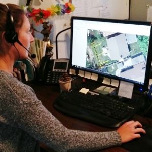 LEAF arborist on the computer, virtually assessing a client's backyard(© 2019 Daniela Serodio / LEAF)