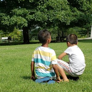 Two boys staring at trees(© 2019 Daniela Serodio / LEAF)