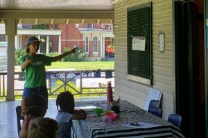 Junior urban forest ranger speaking to children(© 2019 Daniela Serodio LEAF)