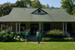 Junior urban forest rangers posing in front of a house. (© 2019 Daniela Serodio LEAF)