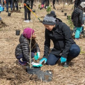 Mother and daughter planting together(© 2019 Lillian Natalizio / LEAF)