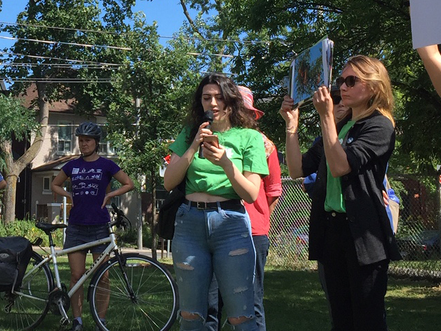 Two young women explaining how to identify honey locust. (© 2019 Erin MacDonald / LEAF)