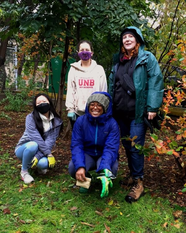 Melissa with fellow stewards at Urban Forest Demonstration Garden (© 2021 Sarah Halonen/LEAF)