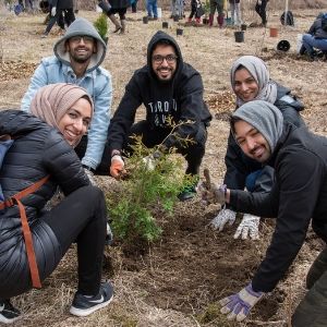 Friends planting together(© 2019 Lillian Natalizio / LEAF)