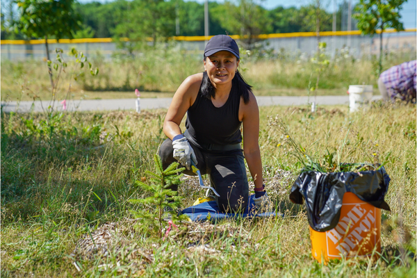 Volunteer planting a tree(© 2022 Shane Russell / LEAF)