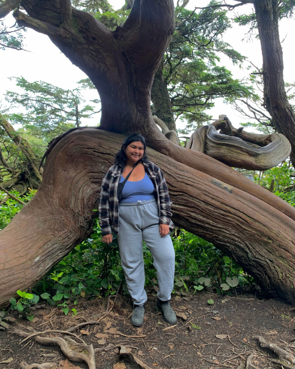Doreen with a curvy tree (© 2023 LEAF)