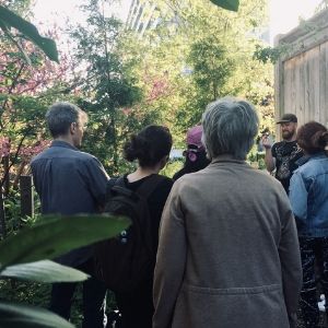 Crowd of people in a lush garden listening to the instruction of the workshop presenter(© 2019 Kaja McDonald / LEAF)