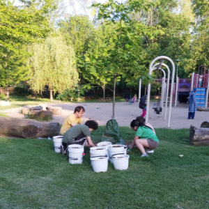 Volunteers preparing mulch(© 2019 Lam Tran LEAF)