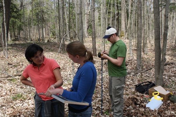 Danijela in the field talking with community members(©2020 Danijela Puric-Mladenovic)