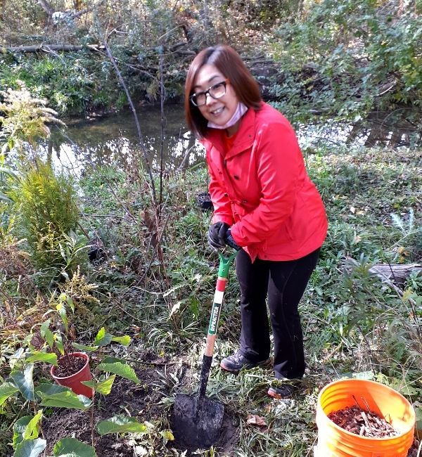 LEAF volunteer planting at Pickering event(© 2021 Brian Millward / LEAF)