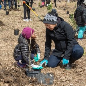 Mom and daughter planting a tree(© 2019 Lillian Natalizio / LEAF)