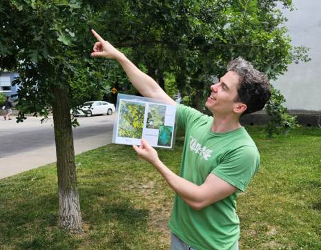 © 2025 Brenna Anstett / LEAF LEAF staff doing a tree tour