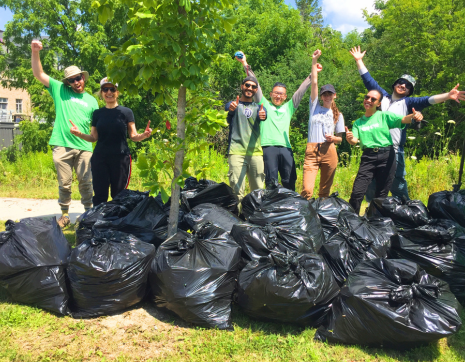 A group of volunteers participating at a LEAF stewardship event
