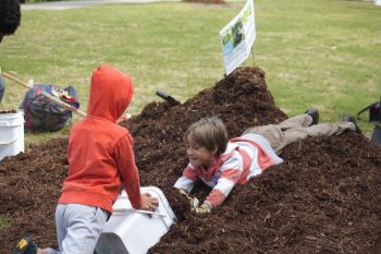 Young helpers fill mulch buckets 